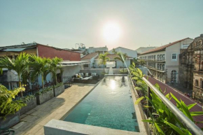 AmazINN Places Rooftop and Design Pool IV